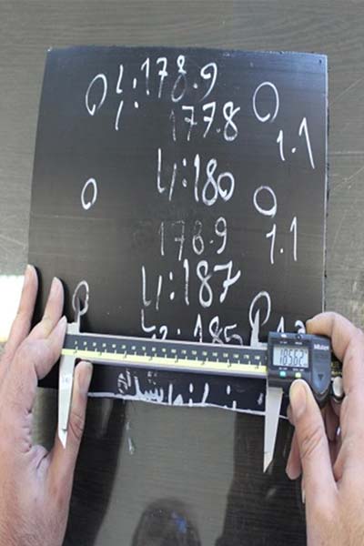 اندازه‌گیری با کولیس دیجیتال پلی اتیلن پی ای اس (P.E.S)
